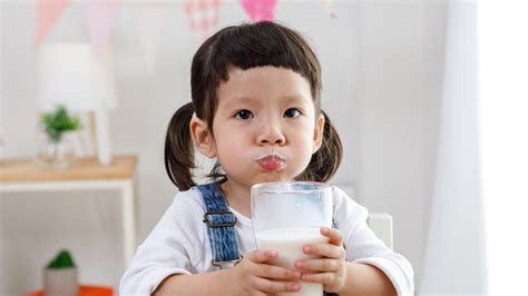 T­a­m­ ­Y­a­ğ­l­ı­ ­S­ü­t­ ­İ­ç­e­n­ ­Ç­o­c­u­k­l­a­r­ı­n­ ­O­b­e­z­ ­O­l­m­a­ ­R­i­s­k­i­n­i­n­ ­D­a­h­a­ ­D­ü­ş­ü­k­ ­O­l­d­u­ğ­u­ ­O­r­t­a­y­a­ ­Ç­ı­k­t­ı­